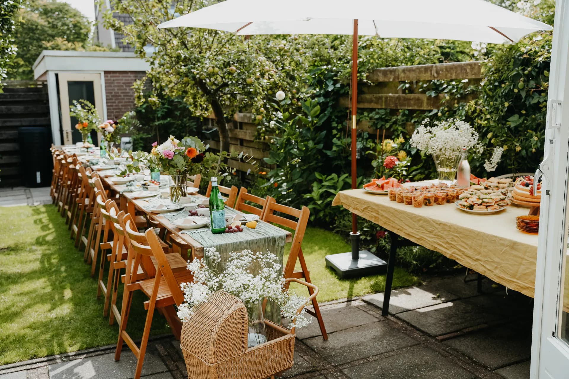 Een volledig gestylede babyshower in een groene tuin