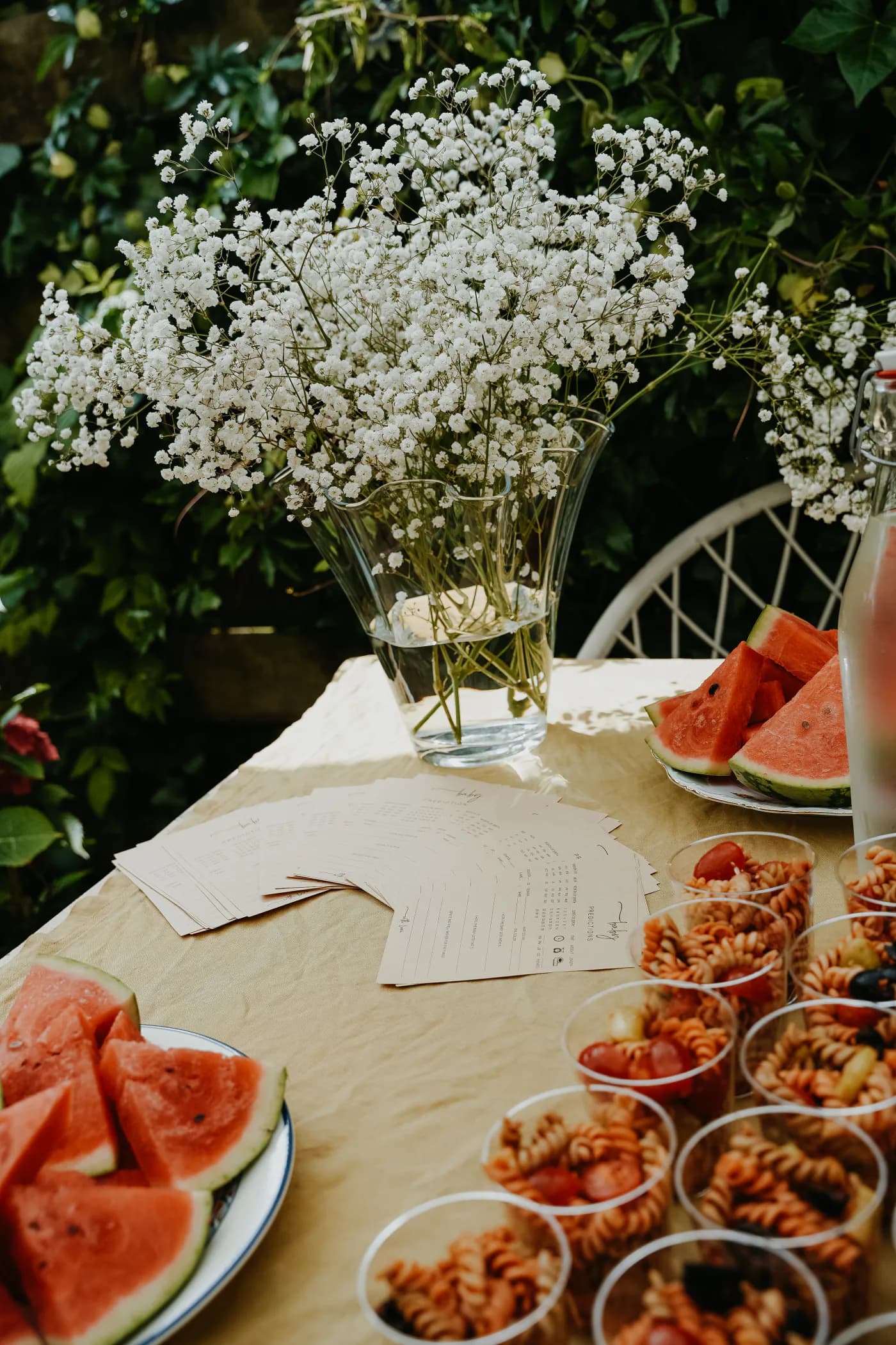 Zomers buffet met bloemen, watermeloen en kleine gerechten