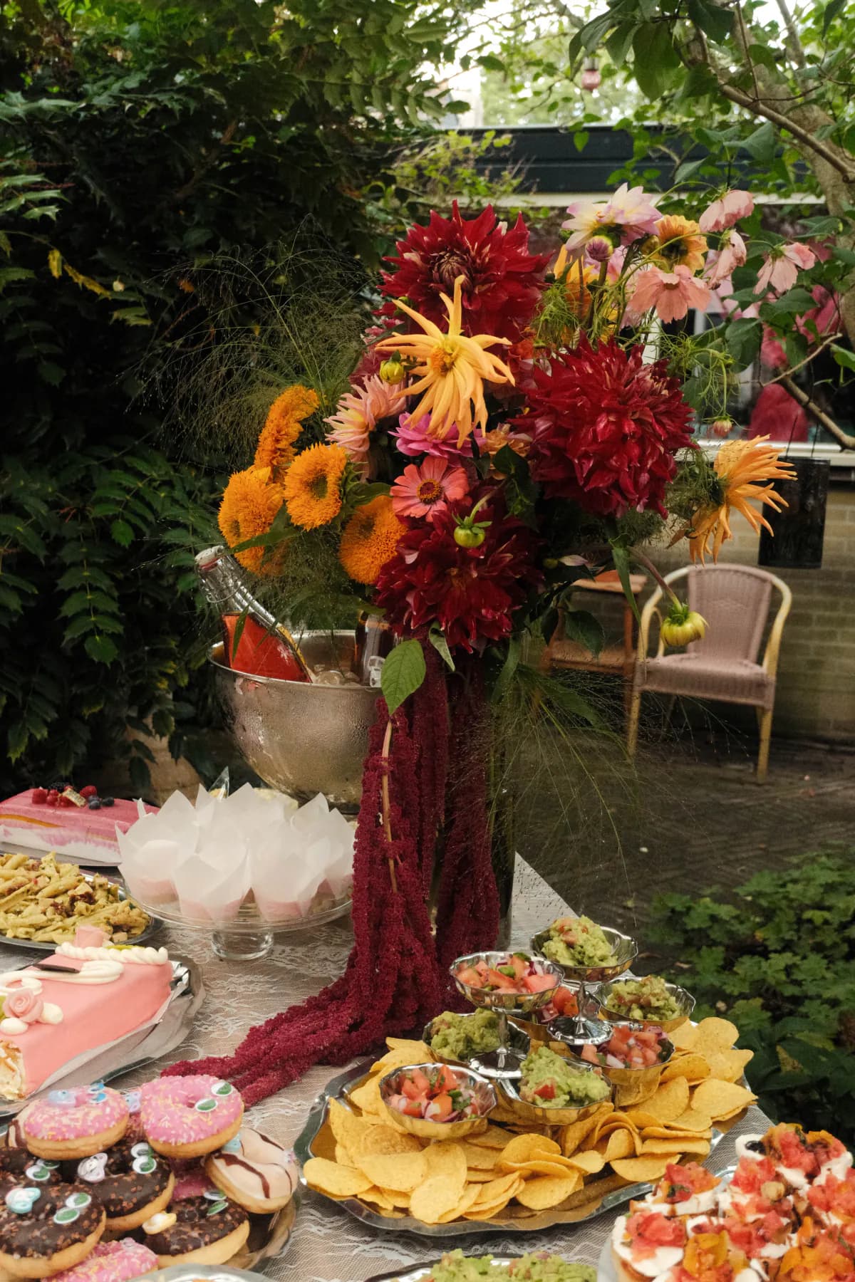 Kleurrijk babyshowerbuffet met bloemen, taart en hartige hapjes
