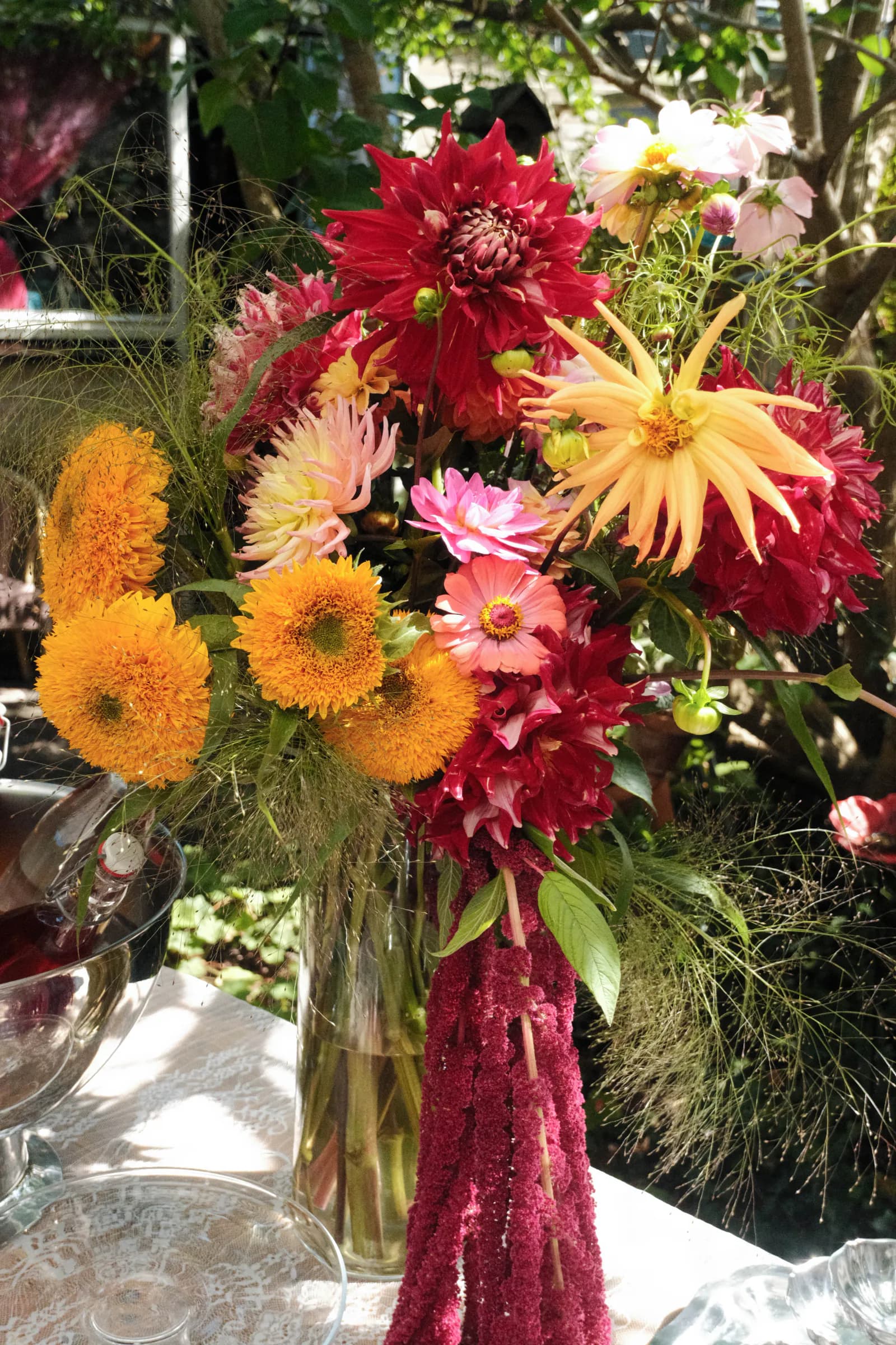 Kleurrijk bloemstuk met dahlia's en gerbera's op een gestylede tafel