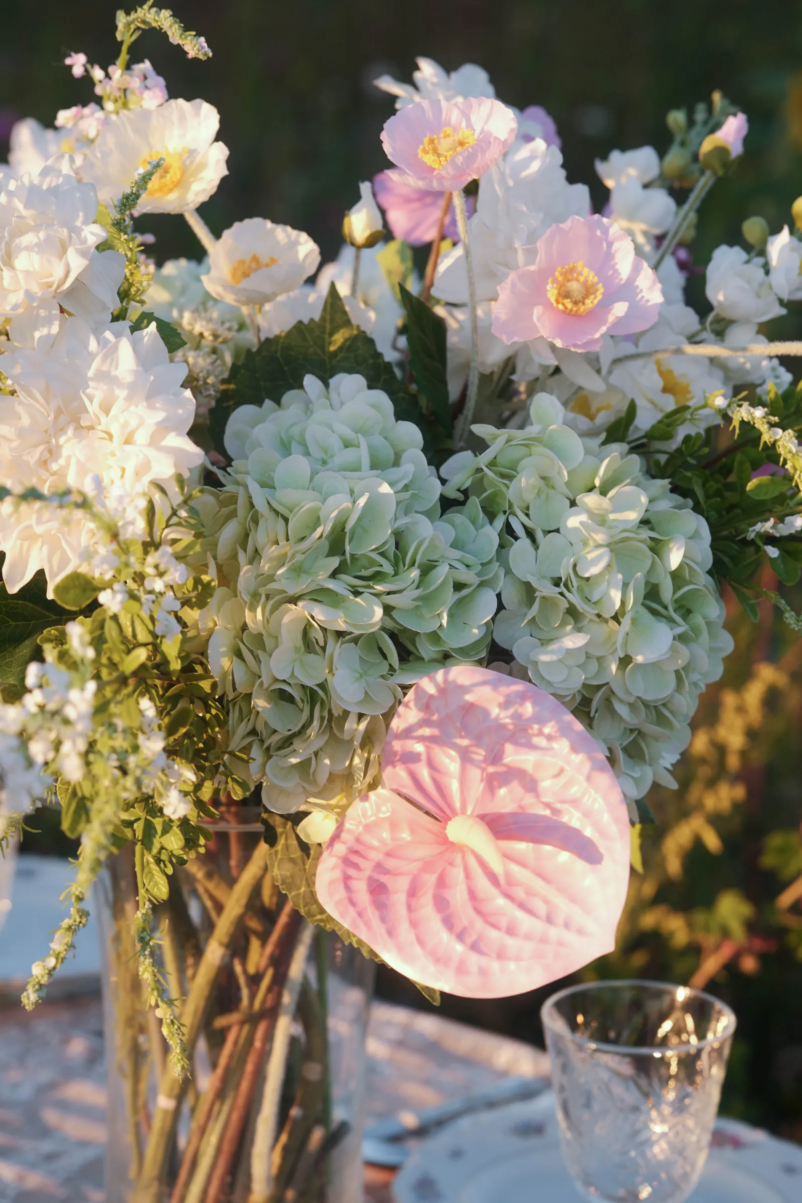 Kleurrijk bloemstuk als detail van een feestelijk gestylede tafel