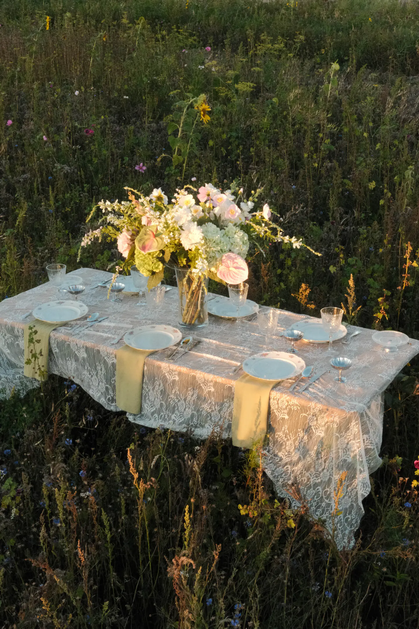 Volledig gestylede dinertafel tussen kleurrijke bloemen