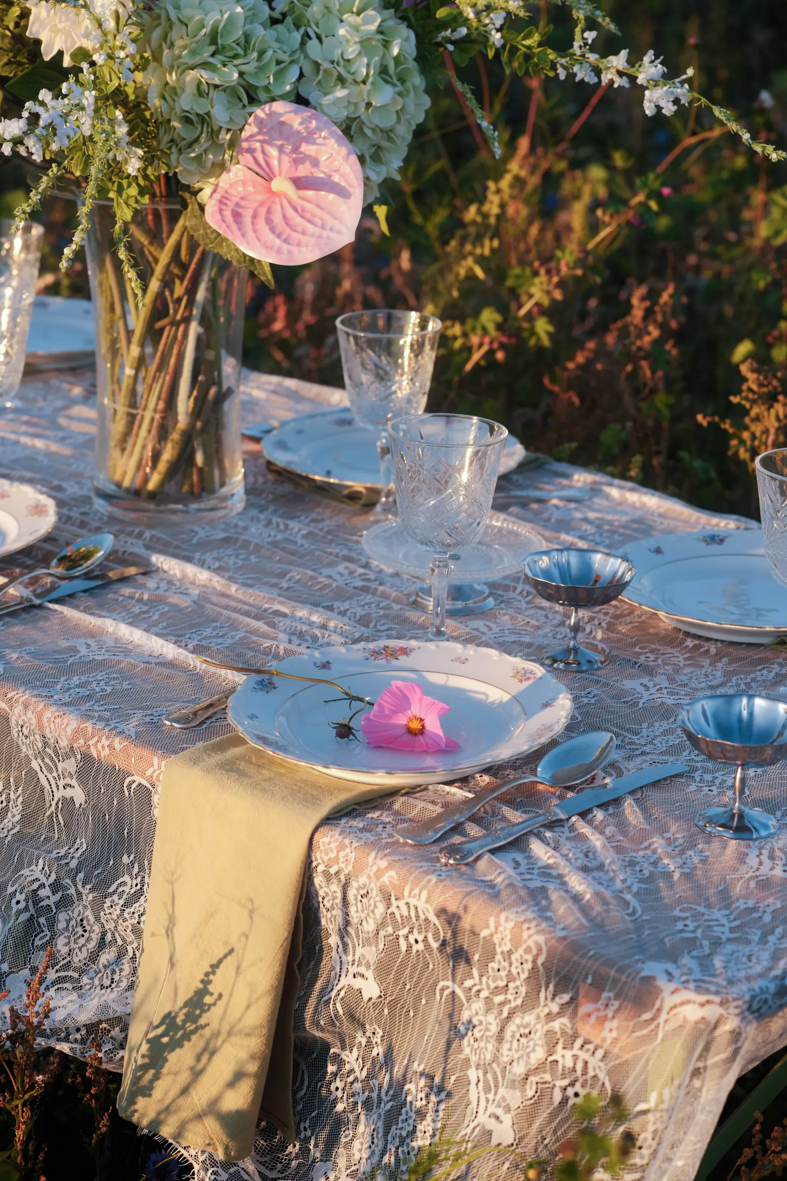 Servies, bloemen en tafeldetails tijdens de voorbereiding van een event