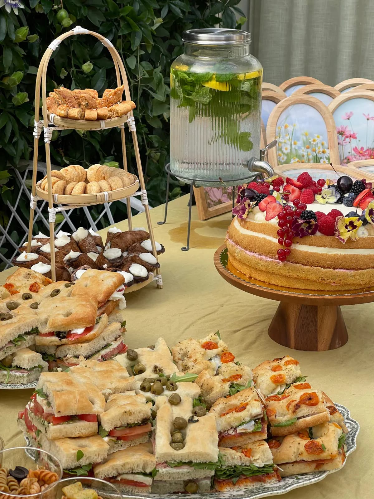Buffettafel met broodjes, cake, fruit en bloemen