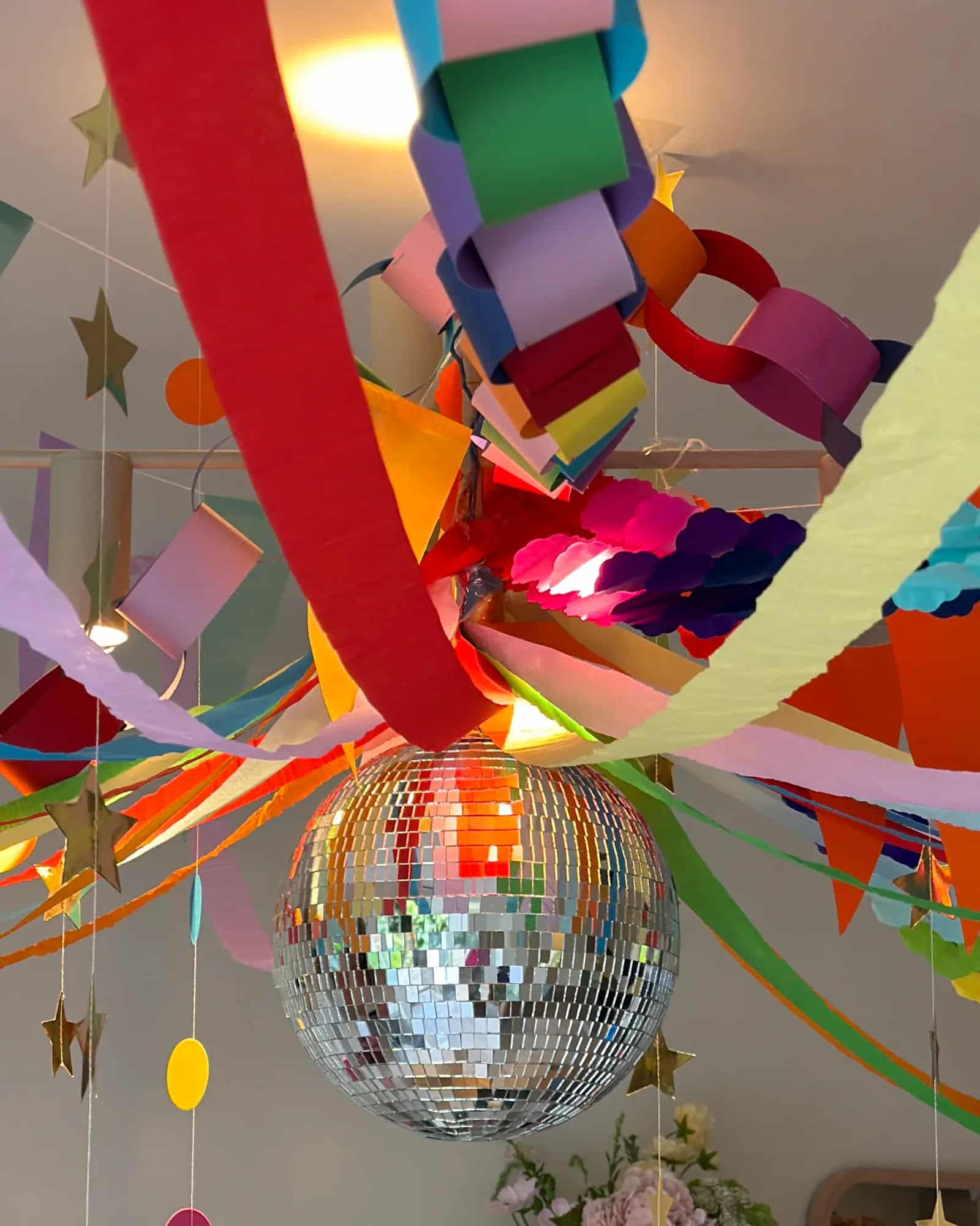 Kleurrijke papierdecoratie en een discobal als persoonlijke eventstyling