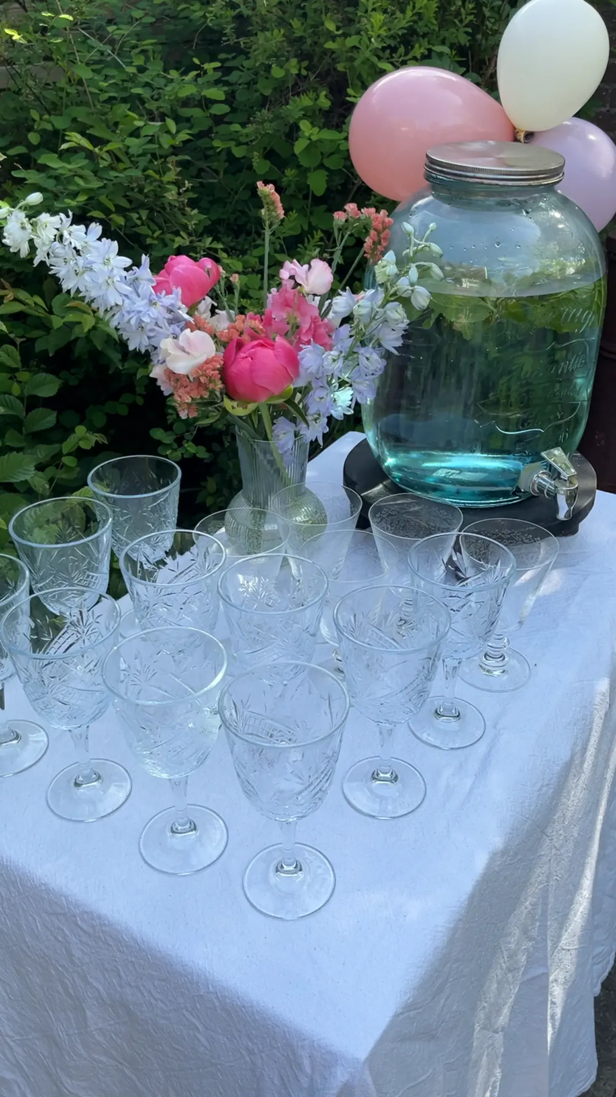 Dranken en glaswerk worden klaargezet voor de gasten