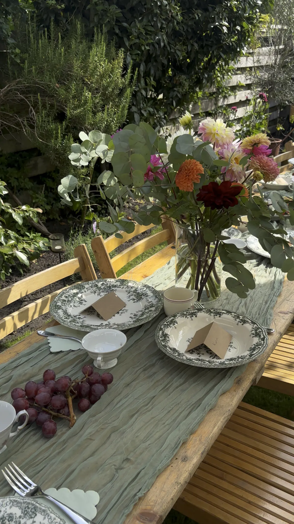 De laatste couverts worden op een gestylede tafel geplaatst